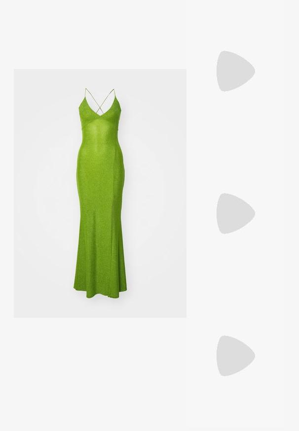Zelena, sijajna obleka do tal z V-izrezom, ozkimi naramnicami in stranskim razporkom. Ima preplete na hrbtni strani in prilegajoč silhuet.; Črne lakirane slingback pete s koničastim nosom in geometrijsko blokasto peto. Imajo eleganten, minimalističen dizajn in gladko teksturo.; Bežna usnjena torba preko telesa z detajlom mašne, z zlatim okovjem in eno nastavljivo naramnico, nosi se čez zeleni prešiti plašč.; Zlato-tonirani uhani v obliki obroča z gladko, polirano površino. Imajo obliko polkroga in varno zaponko na peto.