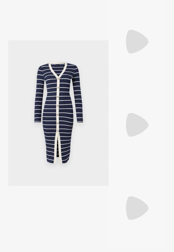Marineblå ribbestrikket kjole med hvite striper, V-hals, lange ermer, knappelukking foran og en midtspalte. Har kremfarget kanting.; Sorte patentlær slingback-sko med spiss tå, detaljer i sølv og lav blokkheel. Glatt, skinnende tekstur gjennom hele.; Svart lær crossbody-veske med glatt tekstur, rektangulær form og metallkjede detaljer på framsiden. Justerbar stroppe inkludert.; Sølv dråpeøreringer med firkantet studs, med en glatt, polert overflate og en tåreformet design som reflekterer lys med en blank overflate.