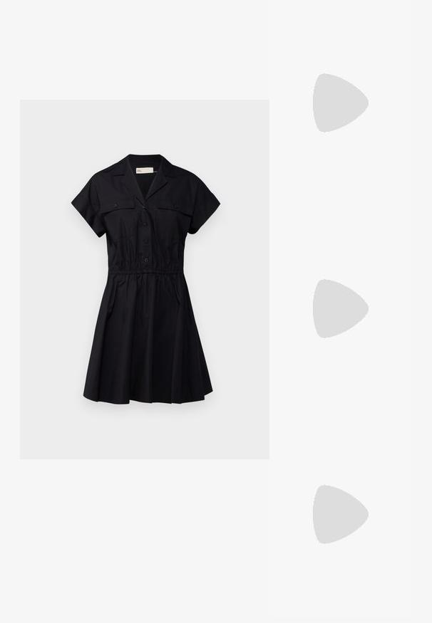 Rochie scurtă neagră cu mânecă scurtă, guler tip cămașă, butoane frontale, două buzunare la piept și talie elastică, având fustă evazată.; Sandale negre cu talpa plată, cu un material superior larg, textură de piele netedă, design cu vârful deschis și detaliu accent din aur pe curea.; Tory Burch ROMY PEBBLED SATCHEL - Geantă de mână - tiramisu; Cercei aurii cu un design curbat și fluid. Fiecare cercei are o suprafață netedă și un mic sistem de prindere cu un detaliu decorativ.