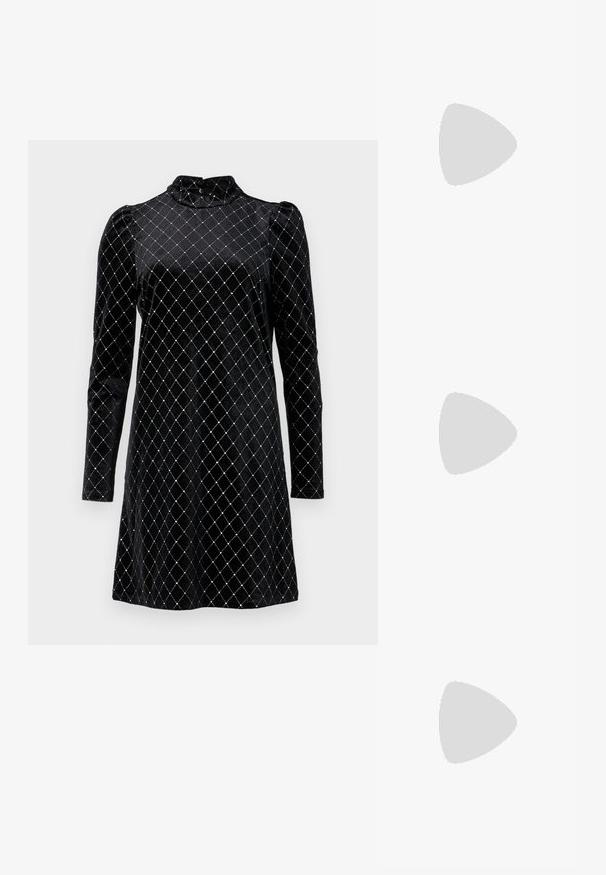 Črna žametna obleka z dolgimi rokavi, visokim ovratnikom in diamantnim vzorcem s srebrnimi detajli. Mehka tekstura in ohlapen kroj.; Črne lakirane slingback pete s koničastim nosom in geometrijsko blokasto peto. Imajo eleganten, minimalističen dizajn in gladko teksturo.; Črna usnjena torbica s ukrivljeno obliko, z odstranljivo naramnico in zlatimi dodatki. Torbica ima pokrov s podrobnostmi v obliki zaponke.; Srebrn dvojni prstan z gladko, polirano površino. Ima tekoč, ukrivljen dizajn z prekrivajočimi se sekcijami za sodoben videz.
