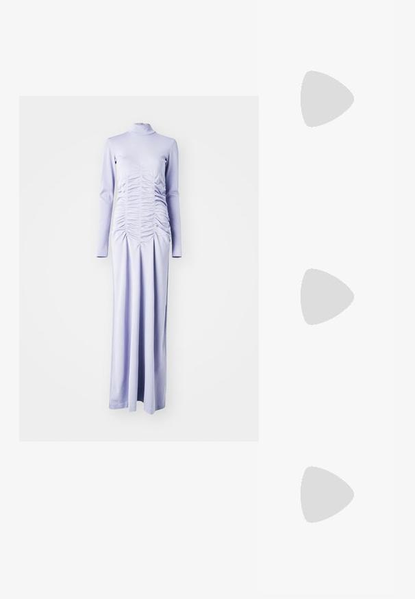 Rochie cu mâneci lungi, de culoare lavandă, confecționată dintr-un material fin, cu un decolteu înalt și detalii plisate pe partea din față pentru textură și ajustare.; Sandale negre din piele cu curele subțiri, toc mic pătrat și vârf pătrat. Prezintă o închidere cu cataramă și o textură netedă.; Geantă bleu țesută, cu o suprafață texturată, formă rectangulară, mână scurtă și un detaliu mare de închidere circular în față.; Cercei din perlă argintie cu o formă curbată, asemănătoare unei boabe. Suprafață netedă și strălucitoare, asigurată cu un sistem de fixare tip tijă și spate.