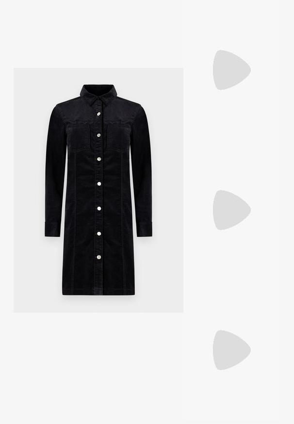 Vestido de ganga preto com mangas longas, frente com botões, dois bolsos no peito e costura contrastante. Apresenta um colarinho estruturado e um corte reto.; Sapato de salto alto com bico fino, em tons de prata, dourado e nude. Acabamento brilhante com design recortado, apresentando um salto stiletto.; Saco metálico prateado com uma forma suave e arredondada e um fecho em topo atado. Feito de material de imitação de couro suave.; Brincos de argola prateados com um design torcido, apresentando um acabamento polido e fecho tipo post. Medem aproximadamente 3 cm de diâmetro.