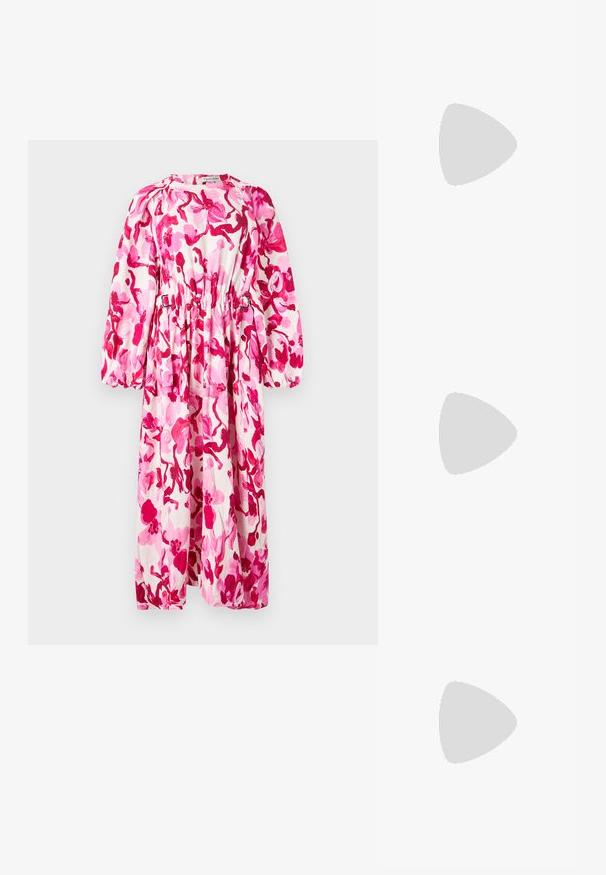 Abito floreale con motivi rosa e bianchi, maniche lunghe, vestibilità rilassata, vita elastica e scollatura rotonda. Il tessuto sembra leggero.; Blusa rosa a maniche corte con maniche a sbuffo e due grandi fiocchi neri al centro frontale, ciascuno con una piccola gemma decorativa.; Sneakers argentati con una tomaia liscia e riflettente, dotati di suole in gomma nere e un classico design con allacciatura. Logo Puma sul lato.; Orecchini a forma di arco in argento con una finitura lucida. Caratteristiche includono una superficie testurizzata e un design curvo, con fissaggio a perno.