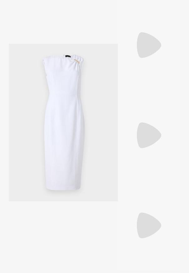 Bijela haljina tijesnog kroja s visokim izrezom, kratkim rukavima i ukrasnim zlatnim detaljem na ramenu. Izrađena od glatkog materijala, do koljena.; Crne sandale na visokoj potpetici imaju tanke trake s čvorastim dizajnom, glatki kvadratni vrh i elegantnu stiletto petu.; Svijetlosivi metalik ruksač s lancem, ukrašen malim okruglim metalnim zakovicama i trokutastim logotipom marke.; Srebro naušnice u obliku prstena s glatkom, sjajnom završnom obradom. Zaobljenog oblika, laganog dizajna, s kopčom na poleđini.
