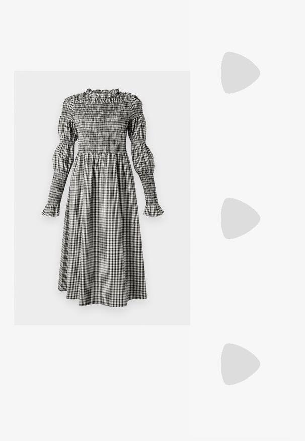 Mustrite ja valge ruuduline kleit, millel on elastne iluvöö, puhvhingedega pikad varrukad, volangilised mansetid ja voolav, põlvepikkune seelik.; Mustad patenteeritud nahast sildiga kontsad, millel on terav nina ja väike plokk-konts, mille rihmal on hõbedane pandla aksessuaar.; Mustmust mustraha kõverate joontega, eemaldatava rihmaga ja kuldsete detailidega. Kotil on klapp, millel on pandladetail.; Kuldtoonis sõrmus, millel on orgaaniline, keerdunud disain sileda tekstuuri ja kitsenevate otstega, luues kaasaegse skulptuurilise välimuse.