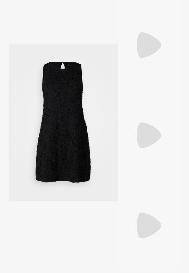 Vero Moda Petite VMJUNE SHORT DRESS - Koktel haljina / svečana haljina - black; Crne kožne balerinke, uski vrh, minimalistički dizajn, glatka tekstura, niska peta, bez vidljivih dodataka ili ukrasa.; Crna kožna torba preko tijela s glatkom teksturom, pravokutnim oblikom i metalnim lancem na prednjoj strani. Uključena je podesiva naramenica.; Srebrne naušnice u obliku kapi s kvadratnom kopčom, koji imaju glatku, sjajnu završnu obradu i oblik suze, odražavajući svjetlost s sjajnom površinom.