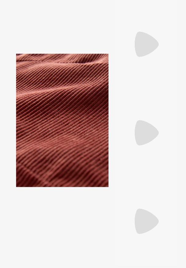 Klei-kleurig corduroy stof met opvallend verticale ribbelpatroon, met een zachte textuur en een zachte val.; Zwarte t-shirt met korte mouwen van zachte stof. Heeft een klassieke ronde halslijn en een ontspannen pasvorm. Geen patronen of accenten zichtbaar.; Zwarte gepatineerde leren slingback hakken met een puntige neus, uitsparing aan de zijkant en een kleine vierkante hak. Gladde textuur met minimale accenten.; Zwarte leren handtas met een gladde textuur, rechthoekige vorm en twee lange handvaten. Geen zichtbare hardware of versieringen.