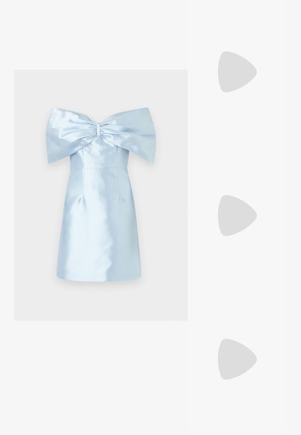 Abito in satin blu chiaro con corsetto strutturato e dettagli di grande fiocco sul colletto. Lunghezza corta con una texture liscia e lucida.; Scarpa slingback nera con punta affilata e tacco basso, realizzata in pelle liscia e con un design a taglio laterale per favorire la traspirabilità.; Borsa a tracolla in pelle nera con una texture morbida, forma triangolare e tracolla regolabile, abbinata a una camicia a righe blu chiaro e pantaloni bianchi.; Orecchini a cerchio in metallo argentato con una superficie liscia e lucida e un design strutturato e arrotondato. Presentano una chiusura a cerniera per un indosso sicuro.