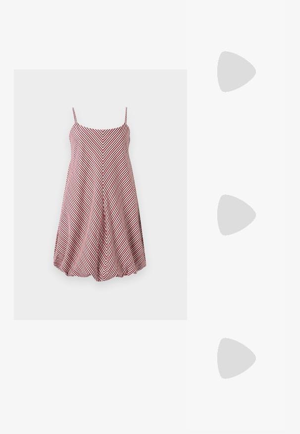 Vestido sem mangas em listras vermelhas e brancas, com corpete ajustado e saia balonê, apresentando um padrão de zigue-zague e alças spaghetti ajustáveis.; Sandal de pele verniz vermelho com biqueira pontiaguda, design de duas tiras com detalhes circulares e um tacão baixo em bloco.; Bolsa de mão em couro vermelho com um design angular e geométrico. Apresenta uma única alça ajustável e um fecho com aba, com detalhes cosidos.; Anéis de resina clara e âmbar, um liso e transparente, o outro com um acabamento texturizado em âmbar. Ambos apresentam designs arredondados e robustos.