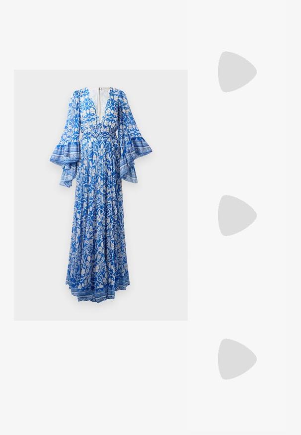 Lungo abito blu con motivi floreali e paisley bianchi, maniche a campana, scollatura a V profonda e dettaglio con zip sul retro.; Stuart Weitzman THEA - Sandali - golden; Borsa a tracolla bianca in pelle con un finish testurizzato, dotata di una tracolla in catena dorata e accenti neri. Include una tasca frontale e una chiusura con zip.; Orecchini a goccia in perle con superficie lucida, dotati di chiusura a leva argentata e perle bianche rotonde. Design semplice e classico.