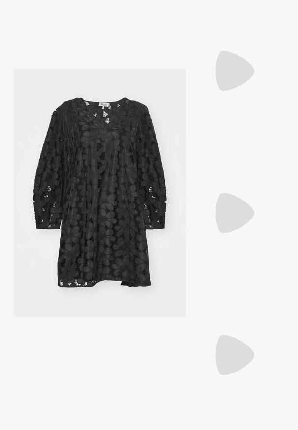 Musta pitsimekko, jossa on kukkakuosi, pitkät hihat ja V-pääntie. Kangas on puoliläpinäkyvää ja siinä on tekstuuroita.; MIISTA ANNYA COURTS - Avokkaat - silver-coloured; Tory Burch ROMY PEBBLED SATCHEL - Käsilaukku - tiramisu; Hopeanväriset renkaat korvissa, muotoiltu kuin ylisuuria turvaneuloja, joissa on tyylikäs muotoilu ja kiiltävä pinta. Raskaampi, tumma neule näkyvissä.