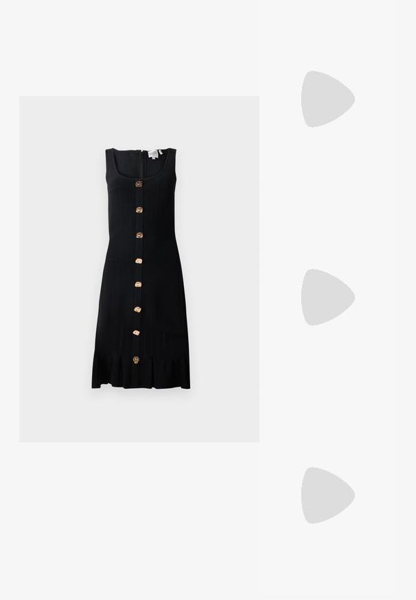 Černé žebrované pletené šaty s těsným živůtkem, zlatými knoflíky vpředu a volánkovým lemem. Obsahují zip na zadní straně.; Modré denimové skluzné sandály s křížovým páskem, vybavené nízkým geometrickým podpatkem a hladkým, strukturovaným povrchem.; Černé plastové sluneční brýle ve čtvercovém tvaru s tmavými skly, které mají silný rám, dvě malé akcentové tečky na čelní straně a ploché stranice.; Nanushka THE ORIGAMI  - Kabelka - moonbeam/creme