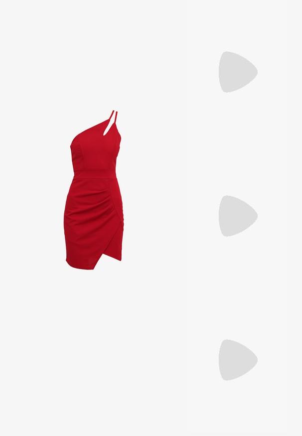 Rode een-schouder jurk van rekbare stof, met een aansluitende buste, geplooide details en een asymmetrische zoom.; Witte slingback hak met een spitse neus, glad bovenmateriaal, lage blokhak en een design met uitsparingen aan de zijkant, voorzien van een verstelbare gespsluiting.; Ronde zonnebrillen met donkere glazen en gouden montuur. Het model draagt een lichtblauwe, geribbelde cardigan met knopen en contrasterende witte mouwen.; Michael Kors polsbandje in beige gecoate canvas met een herhaald MK-logo patroon, gouden hardware en een afneembare kettingriem.