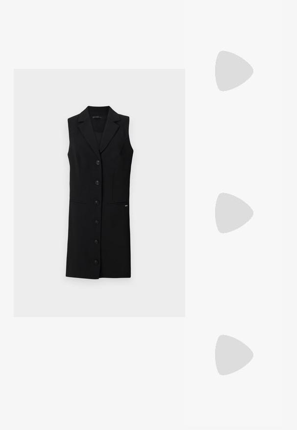 Rochie tip blazer fără mâneci, de culoare neagră, cu un design croit, rever tăiat, șase nasturi frontali și buzunare laterale. Material neted cu accente minime.; Sandale negre cu toc înalt au curele subțiri cu un design legat, un vârf pătrat neted și un toc stiletto elegant.; Geantă metalică gri deschis, cu un strap din lanț, decorată cu mici ținte circulare metalice și un logo de marcă triangular.; Cercei rotunzi din argint cu un finisaj neted și strălucitor. Design ușor, având o formă rotundă și închidere cu tijă.