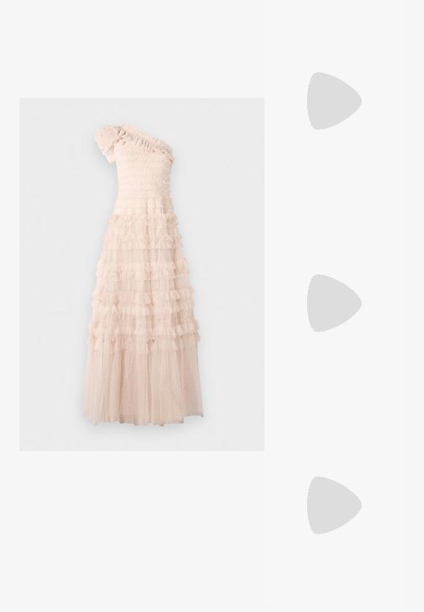 Asymmetrische één-schouder jurk in lichtbeige, met een gesmokte buste en gelaagde ruches door de vloeiende rok met een gestippelde textuur.; Gouden sandalen met hakken, voorzien van een geknoopte voorkant, gegolfde textuur en een enkelriem. De blokhak heeft een ribbelontwerp, wat de grip verbetert.; Zwarte leren emmer tas met een gestructureerde afwerking, gouden hardware accenten en een open bovenkant. Heeft een korte handgreep en een verstelbare schouderriem.; Gouden knoopstuds met een gedraaide design. Elke oorring heeft een ronde transparante achterkant voor een veilige draagervaring.