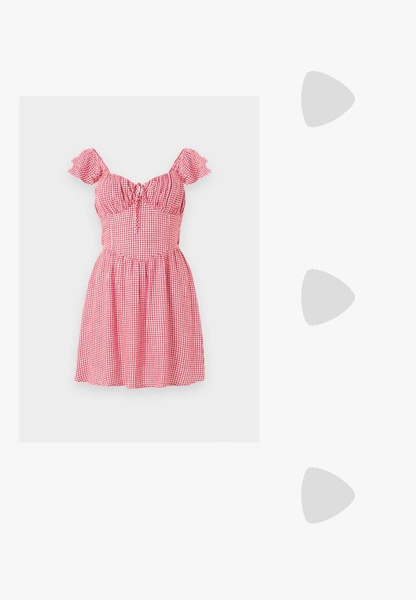 Crvena i bijela karirana kratka haljina s napuhanim rukavima, smokanog korpusa i detaljem s povlačenjem sprijeda. Dizajn suknje suru.; Smeđe sandale s otvorenom nožnom prstom i potpeticom, s glatkom, mat završnom obradom, koje imaju zakrivljen dizajn i prozirnu, suženu potpeticu.; Okvir okruglih, smeđkastih sunčanih naočala s sjajnim burgundskim okvirom. Uski nositelji s suptilnim brendiranjem. Ravna leća.; Woven straw basket torba s smešnim kožnim detaljima, dva ručka i odvojivim remenom. Savijen oblik s čvrstim dnom.