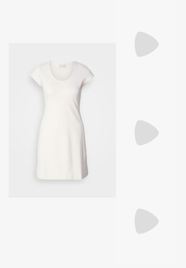 Witte jurk met korte mouwen in een gladde, rekbare stof, met een ronde halslijn en een getailleerd silhouet, met minimale stikseldetails.; Zwarte leren slingback hakken met een spitse neus, voorzien van een slanke hak en een goudkleurige accent op de verstelbare band. Gladde textuur.; Beige suède handtas met een afgeronde driehoekige vorm, een enkele schouderband en een goudkleurig hardwareaccent aan de voorkant.; Zilveren oorringen met een gladde oppervlakte en een rij kleine heldere stenen langs de onderrand, met een achterkant met een knop.