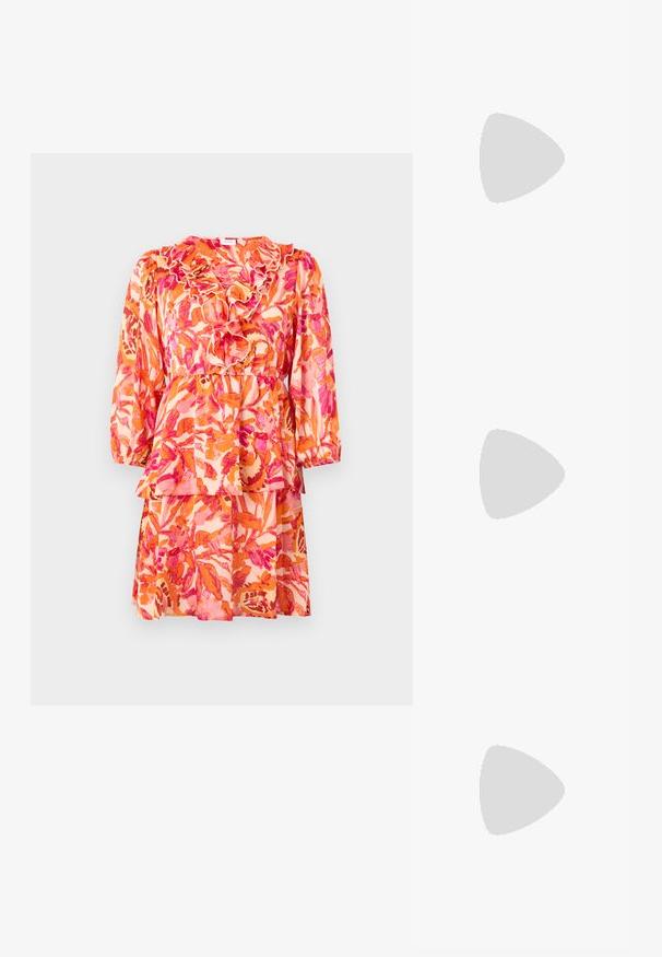 Cvetna obleka z naborkanim ovratnikom, dolgimi rokavi in večplastnim dizajnom; barve vključujejo odtenke roza, oranžne in smetanaste.; Črne usnjene pumpice z nazobčanimi prsti in nizko blokasto peto. Imajo trak okoli gležnja z zaponko v zlatem tonu. Gladka tekstura.; Črna torbica z strukturirano obliko, gladko teksturo in kovinskim zaponko. Ujemajo se z širokimi črnimi hlačami in odprtimi sandali na lesenem tleh.; Zlati prstan z teksturiranim, valovitim dizajnom, ki ima tri izrazite vrhove. Gladka, sijoča površina z odprtim pasom za prilagodljivo prileganje.