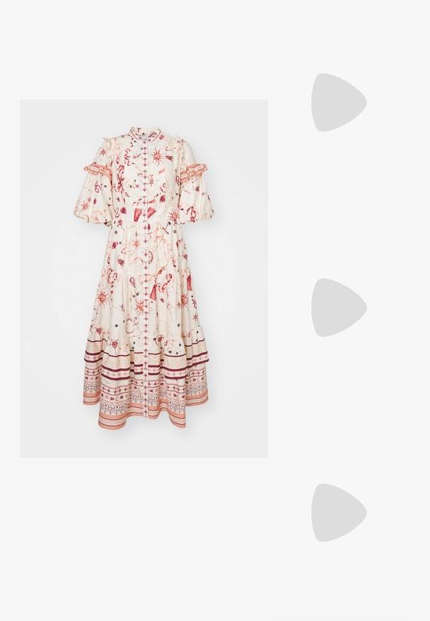 Rochie maxi din bumbac cu gât înalt, mâneci bufante, închidere cu butoane în față și un model mixt în roșu și crem, cu accente volănuțe și tiv în straturi.; Tricou alb cu mânecă scurtă, confectionat dintr-un material texturat. Gât rotund, tăietură regulară și detalii subtile de cusătură. Fără modele sau grafice.; Balerini din piele neagră, cu vârf rotund, textură netedă, detalii de cusătură minimale și un design al tălpii flexibil.; Sœur Geantă crossbody - cognac