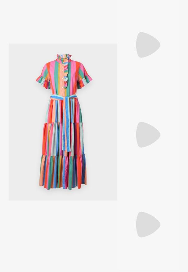 MILLE VICTORIA DRESS - Kreklkleita - multi coloured; Balta īsām piedurknēm T-krekls, izgatavots no ribota auduma. Apaļš izgriezums, regulāra piegriezuma un diskrēti šuvumu detaļas. Bez printiem vai grafikām.; Melna ādas baleta kurpe ar noapaļotu purngalu, gludu tekstūru, minimālu šuvju detalizāciju un elastīgu zoles dizainu.; Bordo ādas rokas soma ar atloku, zeltītām detaļām, plecu siksnu un gludu virsmu. Kompakta, taisnstūrveida forma.