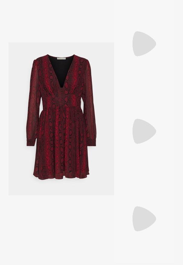 MICHAEL Michael Kors ADDER  czerwony; Czarne lakierowane pantofle na obcasie typu slingback z ostrym noskiem, wyciętymi bokami, regulowanym paskiem na kostce i cienkim, smukłym obcasem.; Okulary przeciwsłoneczne w kształcie kocich oczu z matową czarną oprawką z plastiku, ciemnymi soczewkami oraz złotym akcentem z logo na zausznicy. Kanciasty kształt i gładka tekstura.; Portfel na nadgarstek marki Michael Kors w beżowej, pokrytej płótnem, z powtarzającym się wzorem logo MK, złotym okuciem i odpinanym łańcuszkowym paskiem.