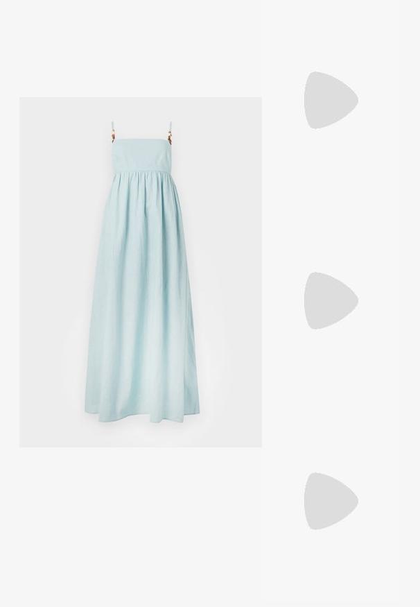 Hele sinine maksimekko õhukeste rihmadega, gatherdatud talje ja sile, pehme tekstuur. Rihmadel on dekoratiivsed metallosad.; Kuldne, metallilised slingback-kudumid terava varba ja paksu kontsaga. Sile tekstuur, minimalistlik disain ja kitsas rihm.; Mustmust mustraha kõverate joontega, eemaldatava rihmaga ja kuldsete detailidega. Kotil on klapp, millel on pandladetail.; Kuldtooni metallist kõrvarõngas, millel on elegantne ja kaarjas disain. Omab silmapaistvat teravat kuju, poleeritud pinda ja hingesulgemist.