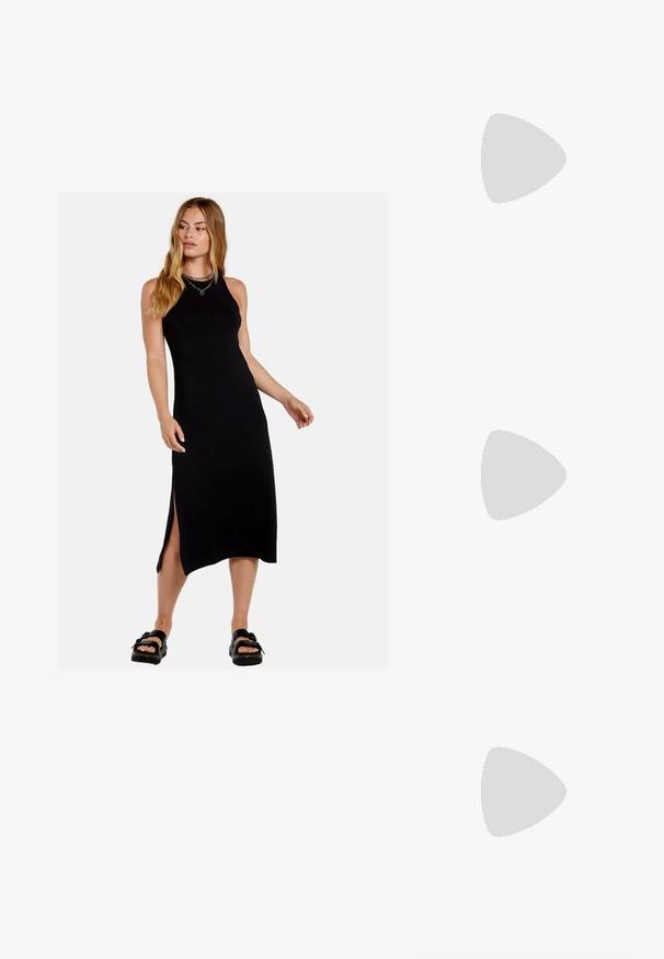 Schwarzes, ärmelloses Maxikleid mit seitlichen Schlitzen, aus einem glatten Stoff. Es hat eine taillierte Silhouette und einen runden Ausschnitt.; Schwarze Wildleder-Plattformabsätze mit einem dicken Blockabsatz, runder Zehenpartie und einem Knöchelriemen, der mit einer Metallschnalle gesichert ist. Glatte Oberfläche über das gesamte Schuhwerk.; Goldfarbene Ohrringe in Form von dünnen, runden Kreolen, mit einer glatten, metallischen Oberfläche und ohne Verzierungen oder Muster.; Schwarze Leder-Geldbörse mit Klappverschluss, goldfarbener Hardware und Logo-Akzent. Inklusive abnehmbarem Trageriemen.