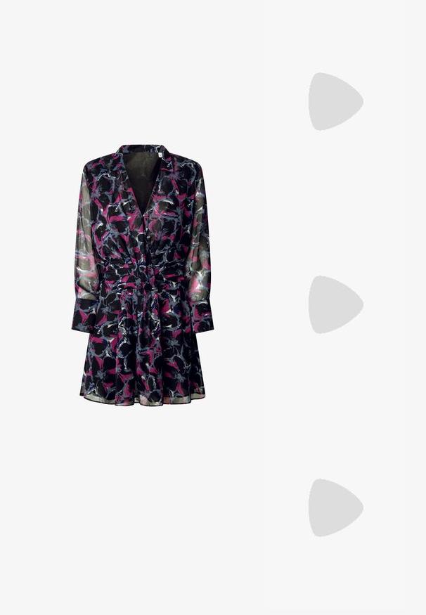 Fekete átlátszó ruha virágmintával lila, rózsaszín és szürke színekben. Hosszú ujjaival, összehúzott derékkal és gallérral rendelkezik.; Barna lakkbőr, slingback magassarkú cipő, hegyes orral és fényes aranyfém sarkal, fehér háttér előtt.; Fekete bőrtáska ívelt formával, levehető pánttal és arany színű fémrészekkel. A táskán egy csattal díszített fedél található.; Aranyszínű fülbevalók, texturált, hullámos formákkal. Tartalmazza a szobrászati klipszes studokat és az open hoop kialakítást, kalapácsos felülettel.