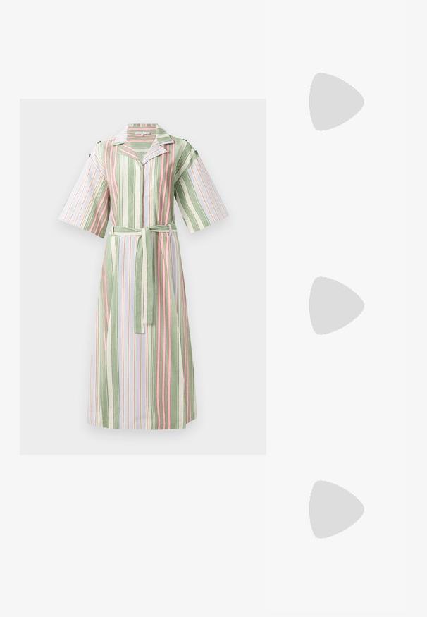 Robe chemise rayée présentant des rayures verticales vertes, blanches et roses, des manches courtes, un col, et une ceinture assortie à la taille.; Sandales en cuir vegan doré avec deux brides réglables, bride en liège et semelle en caoutchouc noir. Texture lisse avec finition métallique.; Lunettes de soleil rectangulaires avec une monture en plastique écaille de tortue, verres sombres et accents en métal argenté sur les côtés. Fabriquées en Italie.; Sac en cuir brun à bandoulière avec motif logo, bandoulière en chaîne dorée, fermeture éclair et accents de quincaillerie dorée. Forme compacte et rectangulaire.