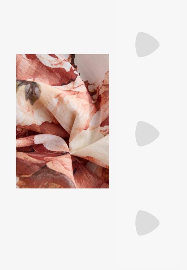 Next PUFF SLEEVE MIDI  - REGULAR FIT - Kasdienė suknelė - pink; Juodas lakuotas odinis batelis su smailiu pirštu, kulkšnies dirželiais su sidabrinėmis sagtimis ir detalėmis, bei plonu kulnu.; Juodas odinis krepšys su išlenkta forma, nuimamu dirželiu ir auksiniais detalėmis. Krepšys turi kilpą su sagtimi.; Auksinės auskarai, turintys tekstūruotus, bangų formos elementus. Įeina skulptūriniai segami auskarai ir atviri lankai su išmuštu paviršiumi.