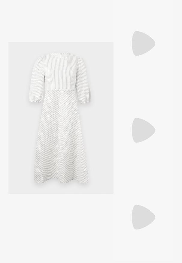 Hvid kjole med vertikale og diagonale sorte striber, rund halsudskæring og korte puffede ærmer, lavet af et let, glat stof.; Lyserøde slingback flade sko med spidse tær, lavet af et glat læderlignende materiale. Har udskæringsdetaljer på siderne og en flad hæl.; Brune skildpaddesolbriller med en bred, vinkelret ramme og gradientlinser, der overgår fra mørk til lys, med metalliske detaljer.; Guld-tone hoop øreringe med en glat, poleret overflade. Har en halvcirkelform og en sikker stiftlukning.