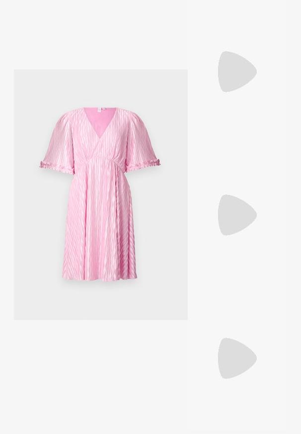 Rožinė suknelė su V formos iškirpte, trumpomis pūstomis rankovėmis ir raukšlėta imperijos juosta. tekstūruotas audinys pasižymi banguotais raštais ir voluojamu apvadu.; Auksiniai, metaliniai slingback aukštakulniai bateliai su smailiu pirštu ir masyviu kulnu. Lygus paviršius, minimalizmo dizainas ir siaura juostelė.; Juodas odinis krepšys su išlenkta forma, nuimamu dirželiu ir auksiniais detalėmis. Krepšys turi kilpą su sagtimi.; Aukso spalvos auskarai su ovalo formos skaidriais kristalais, apjuostais mažesniais skaidriais akmenukais, su kabliuko dizainu, užtikrinančiu saugų dėvėjimą.