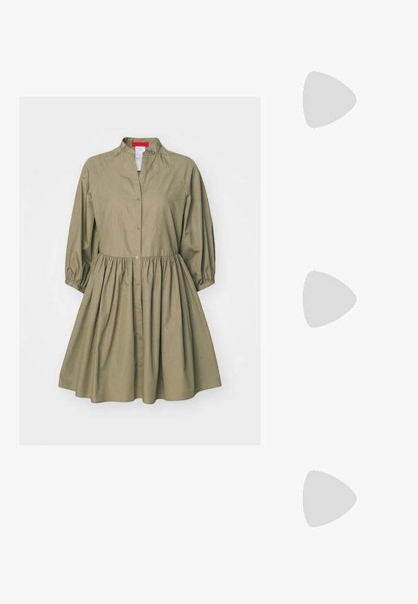 MAX&Co. OTTANO - Ingruha - khaki; Fekete lakk slingback sarok, hegyes orral, texturált kígyómintával, állítható pánttal és rövid, texturált tömbsarkal.; Fekete bőr keresztbody táska két elülső zsebbel, arany csattokkal, cipzáras záródással és vékony pánttal. Textúrált felület és kompakt téglalap alak.; Aranyszínű fémből készült karika fülbevalók ívelt, hosszúkás formával. Simaságával és fényes felületével, valamint lekerekített végével további részletekkel bővül.