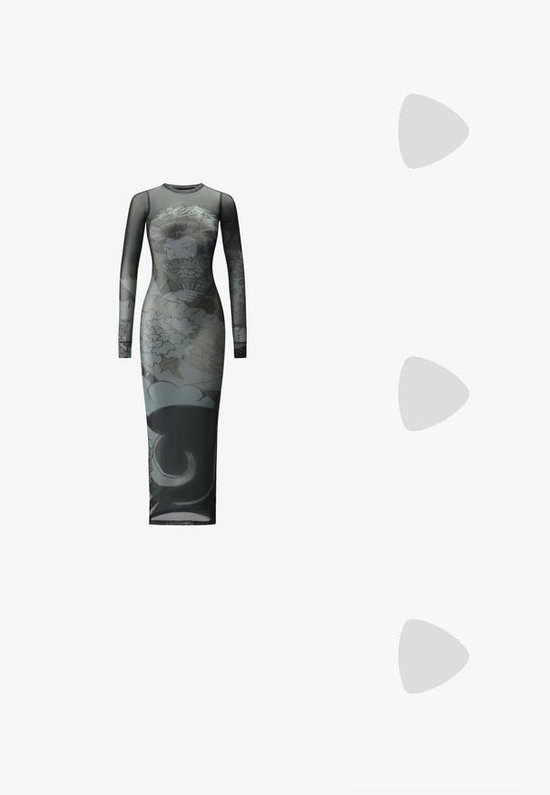 Vestido de manga larga en tela negra transparente con un diseño gráfico de flores y figuras, de longitud hasta el tobillo, con silueta ajustada y escote redondo.; Sandalias de tacón de charol negro con punta cuadrada, correas en el tobillo y hebillas plateadas. Presentan un tacón grueso para mayor estabilidad.; Gafas rectangulares con lentes claros, un delgado marco de metal plateado y puntas de acetato negro. Presentan un hardware mínimo para un diseño elegante.; Bolso de piel negra con forma curva, correa desmontable y herrajes dorados. El bolso cuenta con una solapa con un detalle de hebilla.