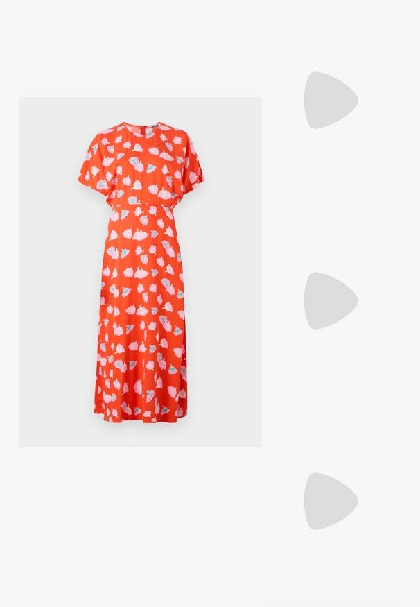 Röd klänning med korta ärmar, som har ett blommönster i rosa och teal. Designen inkluderar en rund halslinje och en avslappnad passform.; Vita lädersneakers med en tjock vit sula, svartsuede hälaccent och präglad logotyp på sidan. Snörningsdesign med sex öglor.; Svart överdimensionerade solglasögon med geometrisk form, med mörka linser och en kontrasterande grå detalj på ramen. Logotyp på bygeln.; Silverfärgade hängande örhängen med en slät, blänkande yta. Rundad form, lätt design, med ett stift- och bakstängning.