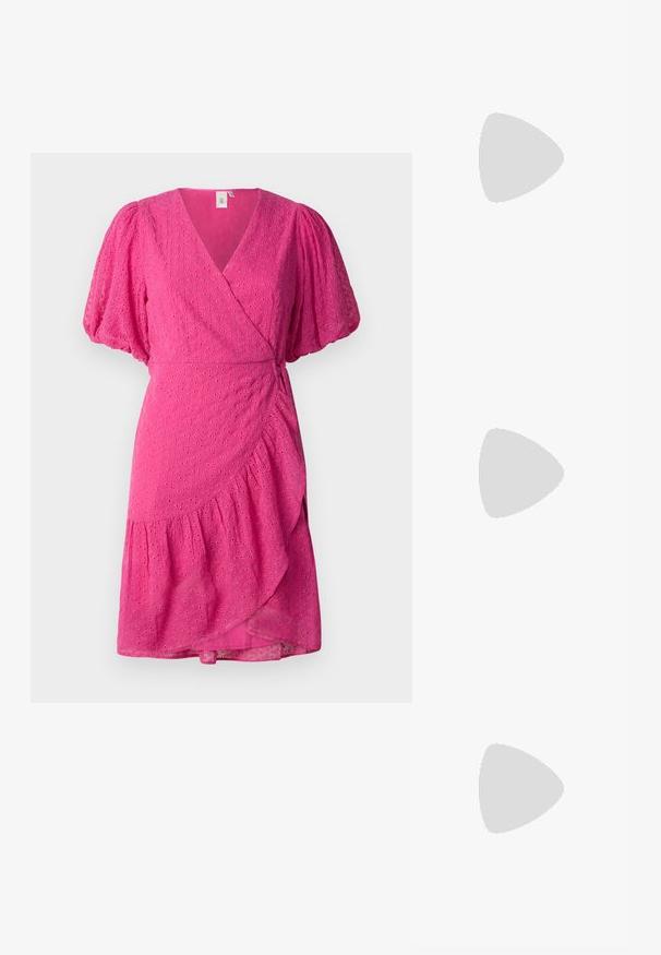 Růžové wrap šaty s krátkými vycpanými rukávy, vzorem z očíček, véčkovým výstřihem a vrstveným volánkovým lemem, čímž vytvářejí jemný, texturovaný vzhled.; Černé lakované sandály na podpatku se čtveratou špičkou, lýtkovými pásky a stříbrnými přezkami. Disponují masivním blokovým podpatkem pro stabilitu.; Zlaté kovové brýle s oválnými čočkami, štíhlými stranami a průhlednými nosními podložkami. Obsahují jemné akcenty na pantech a průhledné čočky.; Černá kožená kabelka s křivkovým tvarem, odnímatelným popruhem a zlatými detaily. Kabelka má klopu s přezkou.