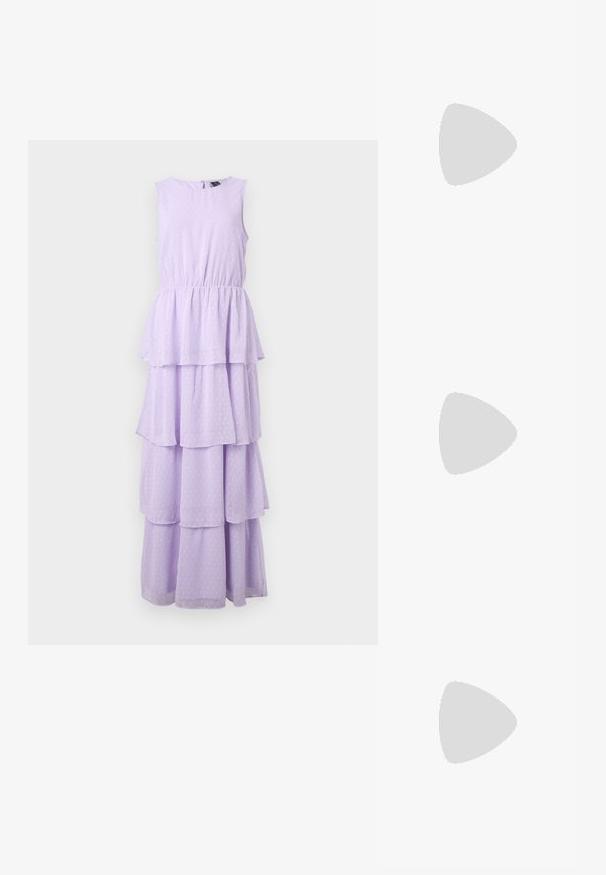 Robe sans manches lavande avec un design à volants, présentant un motif à pois, une taille élastique et une fermeture au dos en trou de serrure.; Chaussure slingback en cuir verni noir avec un embout pointu, des brides de cheville avec des boucles en argent et des éléments en métal, et un talon fin.; Sac à main en métal doré avec un design structuré, texture lisse et bandoulière ajustable. Présente une forme triangulaire unique et des coutures minimalistes.; Boucles d'oreilles dorées présentant des formes texturées et ondulées. Comprend des clips sculpturaux et un design de créoles ouvertes avec une finition martelée.