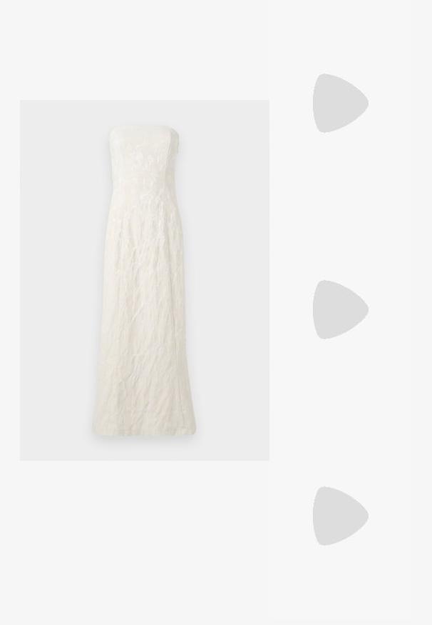 Strapless, gulvlengde kjole i elfenben med teksturert stoff og blomsterdrakter samt en tettsittende bodice som smalner mot hem.; Sorte patentlær slingback-sko med spiss tå, ankelremmer med sølvspenner og detaljer, og en slank hæl.; Gullfarget metallisk håndveske med en strukturert design, glatt tekstur og justerbar stropp. Har en unik trekantet form og minimalistisk søm.; Gullfargede øredobber med teksturerte, bølgete former. Inkluderer skulpturelle klipsstuds og åpen hoop-design med en hamret finish.