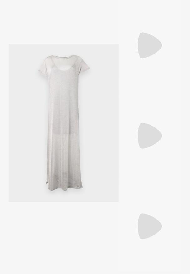 Dolga srebrna obleka iz prosojnega, lahkotnega materiala. Ima kratke rokave in okroglo izrez. Preprost, tekoč dizajn brez vzorcev.; Črne lakirane slingback visoke pete z ostrim nosom, nastavljivim trakcem in debelim pravokotnim peto.; Črna mini torbica s palčkami iz bleščic, z vozlanim teksturiranim trakom in srebrnima verigama. Okrogla oblika z nabranim vrhom in odsevnimi detajli.; Trije kovinski prstani: eden rožnato zlati, eden zlat z teksturiranimi detajli in eden srebrn, vsi z vgraviranim logotipom na notranji strani.