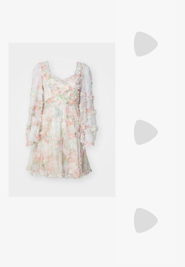 Needle & Thread IMMORTAL MAEVE LONG SLEEVE MINI DRESS - Cocktail φόρεμα / Φόρεμα για πάρτι - moonshine; Μαύρη πατέντα σλινγκμπάκ γόβα με μυτερή μύτη, διαθέτει υφή από φίδι, ρυθμιζόμενο λουρί και κοντή, υφή τετράγωνη φτέρνα.; Μαύρη δερμάτινη τσάντα ώμου με δ�ύο μπροστινές τσέπες, χρυσά κούμπωματα, κλείσιμο με φερμουάρ και λεπτό λουρί. Υφή επιφάνειας και κομψό ορθογώνιο σχήμα.; Χρυσά σκουλαρίκια με ορθογώνιο, καθαρό κρύσταλλο που κρέμεται κάτω από μια σειρά μικρών, στρογγυλών, καθαρών λεπτομερειών. Λεπτός, σύγχρονος σχεδιασμός.