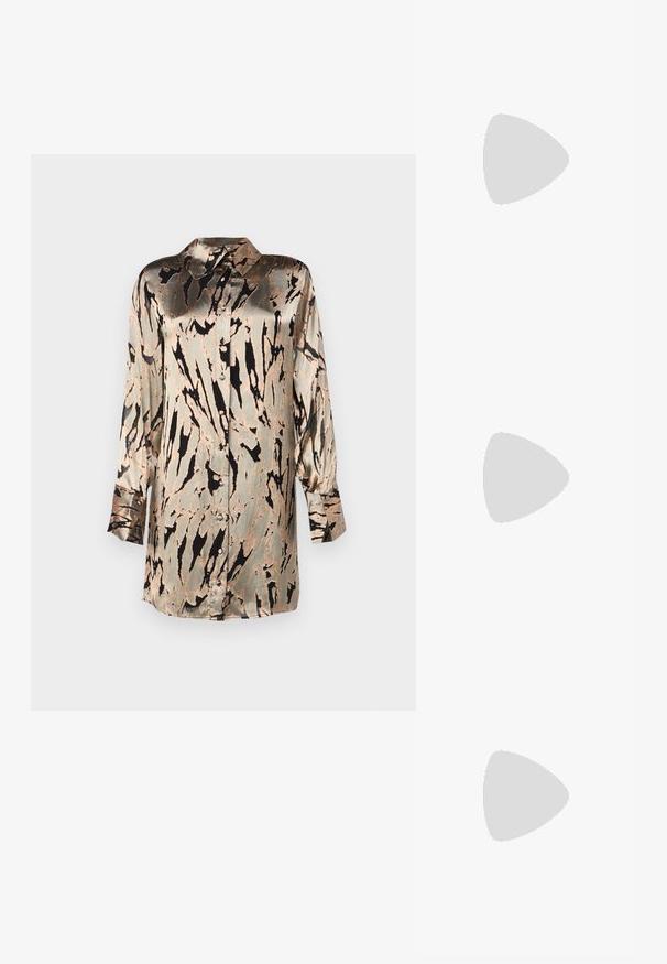Malina AWA MINI DRESS - Koktailové šaty/večierkové šaty - gold; Čierne sandále na vysokom podpätku majú tenké remienky s uzlovým dizajnom, hladký štvorcový špičku a elegantný stiletto podpätok.; Svetlošedá metalická kabelka s reťazovým popruhom, ozdobená malými kruhovými kovovými štítkami a trojuholníkovým logom značky.; Strieborné kruhové náušnice s hladkým a lesklým povrchom. Okrúhly tvar, ľahký dizajn, s uzáverom na kolík.