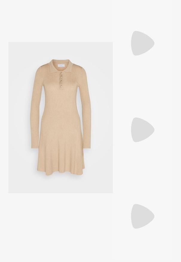 Beige pitkähihainen ribbimekko, jossa on puolen collari ja viiden kultaknapin lista. Leveä helma. Pehmeä rakenne, istuu tiukasti vartaloon.; Beige-liukuva sandaali leveällä hihnalla, jossa on ommeltu logo. Literransio ja sileä pinta, suunniteltu rentoon käyttöön.; Valkoinen nahkalaukku, jossa on kaareva muotoilu, etupuolella kohokuvioitu "CK" -logo ja yksi olkahihna. Vetoketjukiinnitys ylhäällä.; Kulta-toned korvakorut, joissa on puolikuun muoto, kiillotettu pinta ja sarana-closure. Sujuva rakenne ja heijastava pinta parantavat näkyvyyttä.