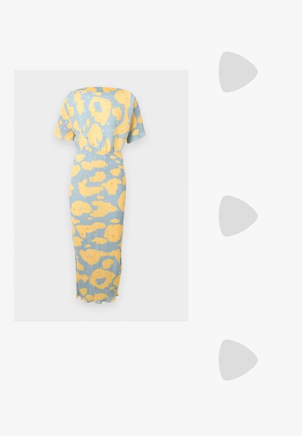 Mėlynos ir geltonos leopardų rašto suknelė su trumpomis rankovėmis, su siaurėjančiu juosmeniu ir midi ilgio skeltuku kraštu. Tekstūruotas audinys.; Šviesiai rožinė trumpa marškinė, pagaminta iš minkštos medžiagos. Turi apvalų kaklą ir trumpas rankoves, su mažu baltu Nike logotipu ant krūtinės.; Nike sportiniai batai su sidabro spalvos tinklu, baltais akcentais ir tekstūruotais pado, derinami su laisvais tamsiai mėlynais kelnais.; Sidabriniai auskarai su sklandžiu, poliruotu paviršiumi. Apvalios formos ir saugus uždarymo mechanizmas. Lengvas dizainas, tinkantis kasdieniam dėvėjimui.