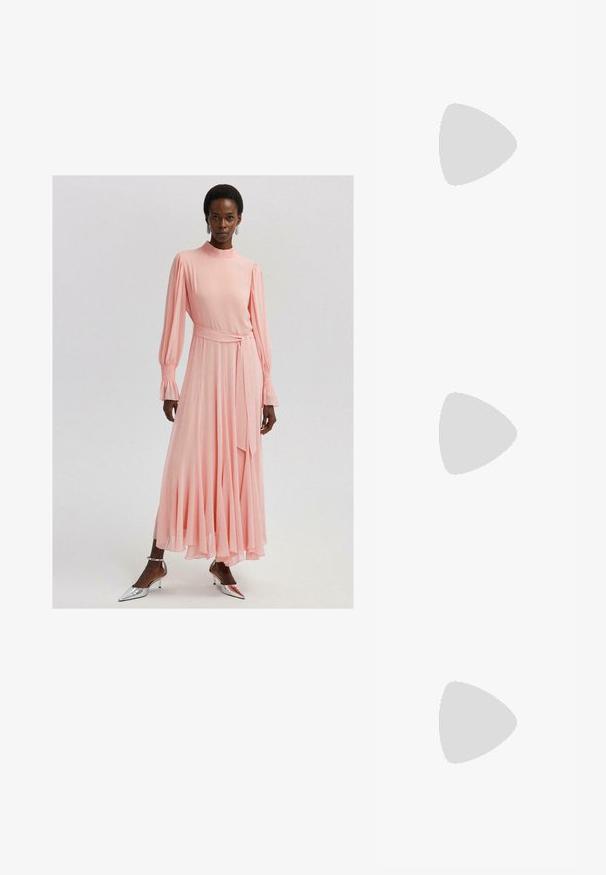 Touché Privé Dolga obleka - pink; Črne patentne usnjene sandale s koničastim nosom, zankami okoli gležnja s srebrnimi sponkami in opremo ter vitkimi petami.; Srebrna metalna torbica z oblikovano strukturo, ki ima zgornji ročaj in detajl v obliki mašne spredaj. Gladka tekstura, z odsevnimi površinami.; Zlati prstan s organskim, zvitim dizajnom, gladko površino in taperiranimi konci, ki ustvarja modernega, skulpturalnega videza.