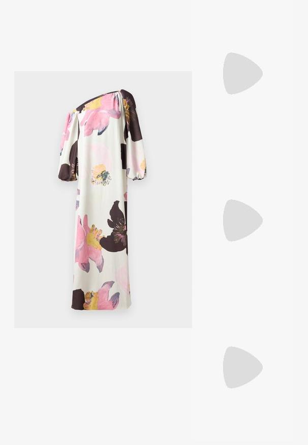 Robe florale à épaules dénudées avec des manches bouffantes. Elle présente de grandes fleurs roses et jaunes sur fond crème. Fabriquée en tissu doux et fluide.; Escarpin slingback en vernis noir avec un bout pointu, présentant un imprimé serpent texturé, une sangle réglable et un petit talon bloc texturé.; Sac en cuir noir porté en travers avec deux poches avant, boucles dorées, fermeture zippée et une sangle fine. Surface texturée et forme rectangulaire compacte.; Boucles d'oreilles en métal doré en forme d'anneau, avec une forme courbée et allongée. Elles présentent une surface lisse et brillante avec une pointe arrondie pour un détail supplémentaire.