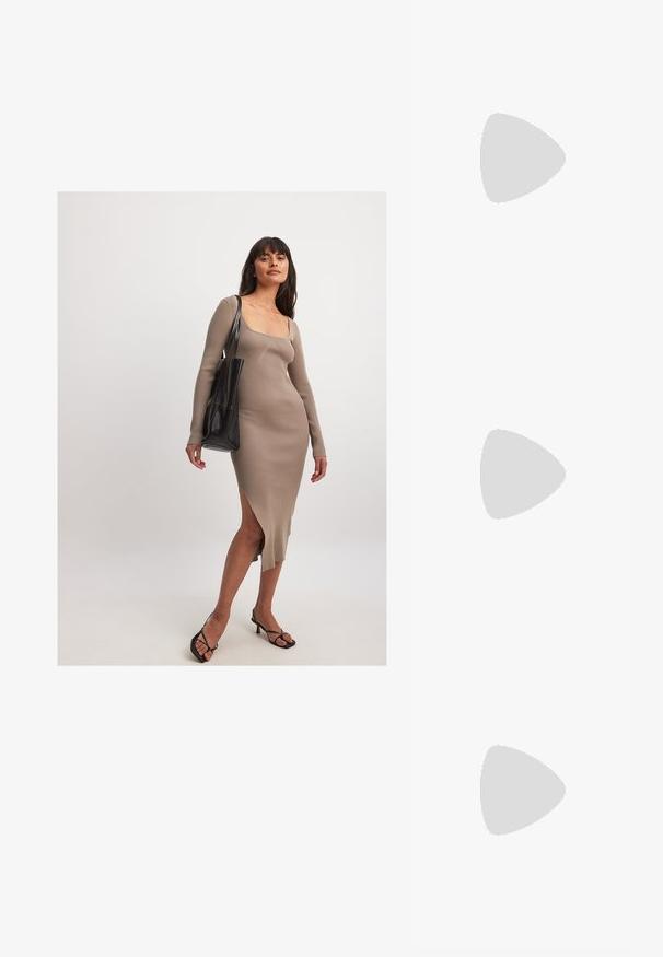 Beige ribbstickad långärmad klänning med fyrkantig halsringning och sidospalt. Matchad med en svart tote-väska och svarta högklackade sandaler med remmar. Slät textur.; Guldiga veganska lädersandaler med två justerbara remmar, korkfotbädd och mörk gummisula. Slät textur med metallisk finish.; Rektangulära solglasögon med ram i sköldpaddsplast, mörka linser och silverdetaljer på sidorna. Tillverkade i Italien.; Brun läder crossbody-väska med logomönster, guldkedjestropp, dragkedjestängning och detaljer i guld. Kompakt och rektangulär form.