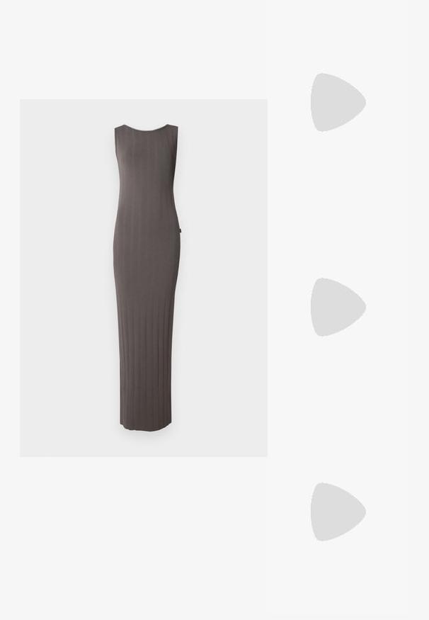 Szara dzianinowa sukienka o ribbowym wzorze, bez rękawów, z okrągłym dekoltem i prostym krojem sięgającym do podłogi.; Czarne sandały na obcasie z prostokątnym noskiem i niskim słupkowym obcasem. Posiadają wiele cienkich pasków i regulowany pasek na kostkę. Wykonane z gładkiej skóry.; Metaliczna złota kopertówka o gładkim, zaokrąglonym kształcie, z górnym zapięciem na guzik i małym łańcuszkiem do noszenia.; Złoty pierścień o gładkim, skręconym wzorze. Posiada wypolerowaną powierzchnię i zaokrąglone krawędzie, tworząc jednolitą, płynną formę.