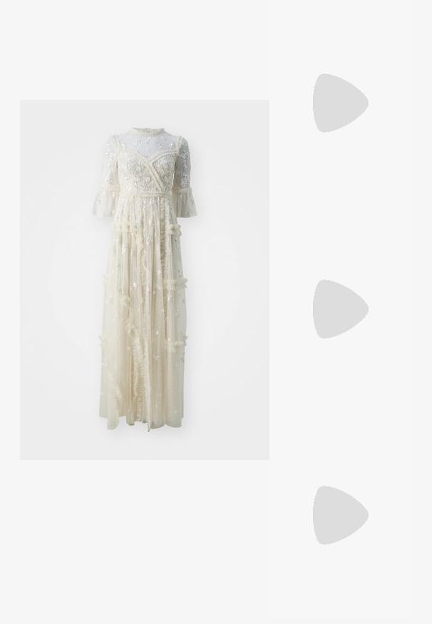 Needle & Thread SHIMMER DITSY LONG SLEEVE GOWN - Iltapuku - cream/cream; Kultaiset korot sandaalit, joissa on solmittu etuosa, laskostettu pinta ja nilkkaremmi. Paksu korko on uritettu, mikä parantaa pitoa.; Mustan nahka-buckettikassi, jossa on teksturoitu pinta, kultaiset metalliosat ja avoin yläosa. Ominaisuuksiin kuuluu lyhyt kahva ja säädettävä olkahihna.; Kultaketjut korvakorut, joissa on kierretystä muotoilusta valmistettu solmu. Jokaisessa korvassa on pyöreä, kirkas tausta varman käyttömukavuuden takaamiseksi.