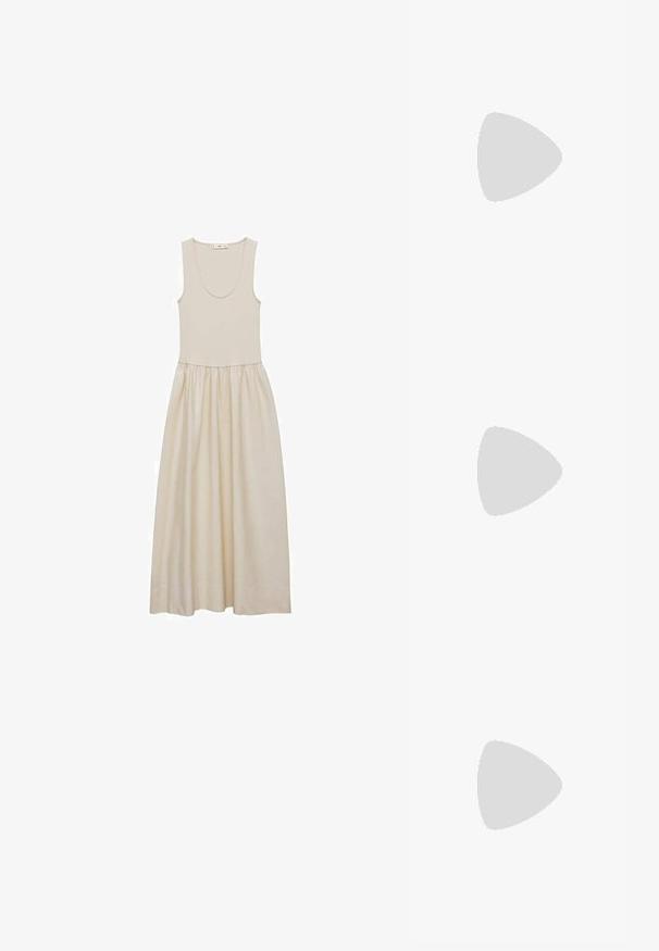 Robe sans manches beige avec un décolleté arrondi, un corsage ajusté et une jupe ample et fluide. Tissu lisse avec une texture douce et un léger éclat.; Sandales plates brunes en matériau synthétique avec un design de bride tressée et une semelle lisse et plate. Sans talon, esthétique minimaliste.; Lunettes de soleil avec monture en métal doré et verres teintés verts, de forme ovale, avec branches noires et plaquettes de nez transparentes. Design épuré et minimaliste.; Sac à épaule en tissu marron avec un corps large et arrondi et une grande poignée découpée. Texture douce, design minimaliste et aucun matériel visible.