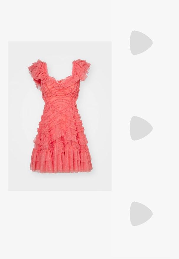 Needle & Thread LOLA BACKLESS MICRO MINI DRESS - Koktel haljina / svečana haljina - pink sky; Bijele tenisice s metalik srebrnim detaljima, glatke teksture, okruglog vrha, ravnog đona i klasičnim vezanjem.; Srebrna kožna torbica preko tijela s dva prednja džepa, polirani metalni dodaci i odvojivi remen. Teksturalna završna obrada s zatvaračem.; Zlatne naušnice s ovalnim prozirnim kristalima okruženim manjim prozirnim kamenčićima, s dizajnom na kuku za sigurno nošenje.